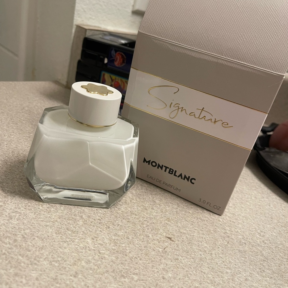 Montblanc Signature Eau de Parfum in White and Gold